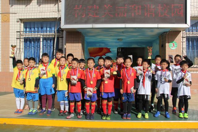 夺冠后认真折叠国旗，陈妤颉用行动回应质疑